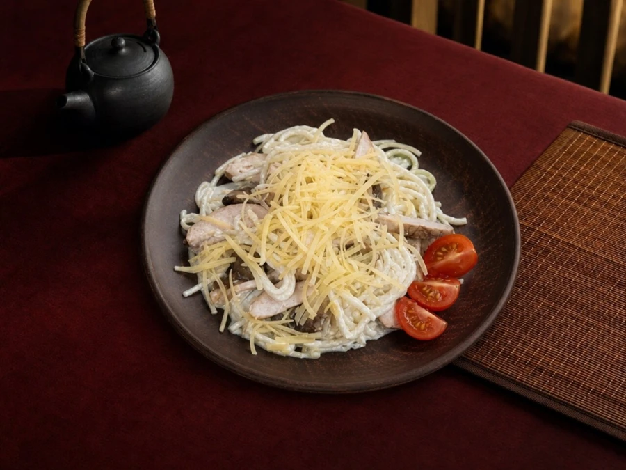 Паста с куриным филе и грибами 