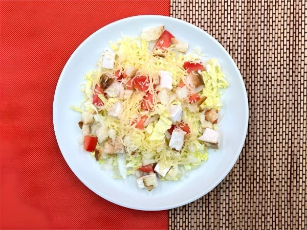 Салат Цезарь с куриной грудкой  по-домашнему