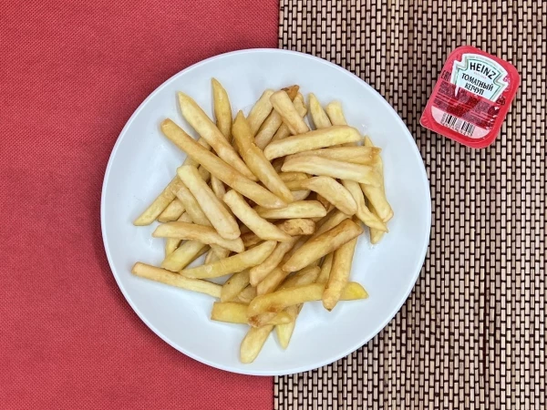 Картофель фри с кетчупом