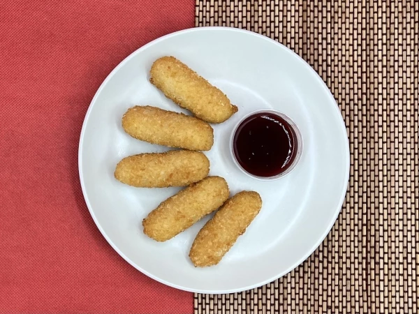 Сырные палочки с брусничным соусом