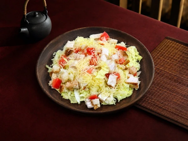 Салат Цезарь с куриной грудкой  по-домашнему
