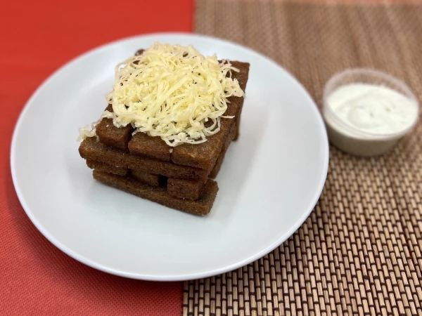 Гренки с сыром и чесночным соусом