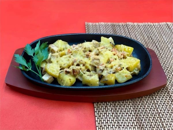 Горячая сковородка с курицей