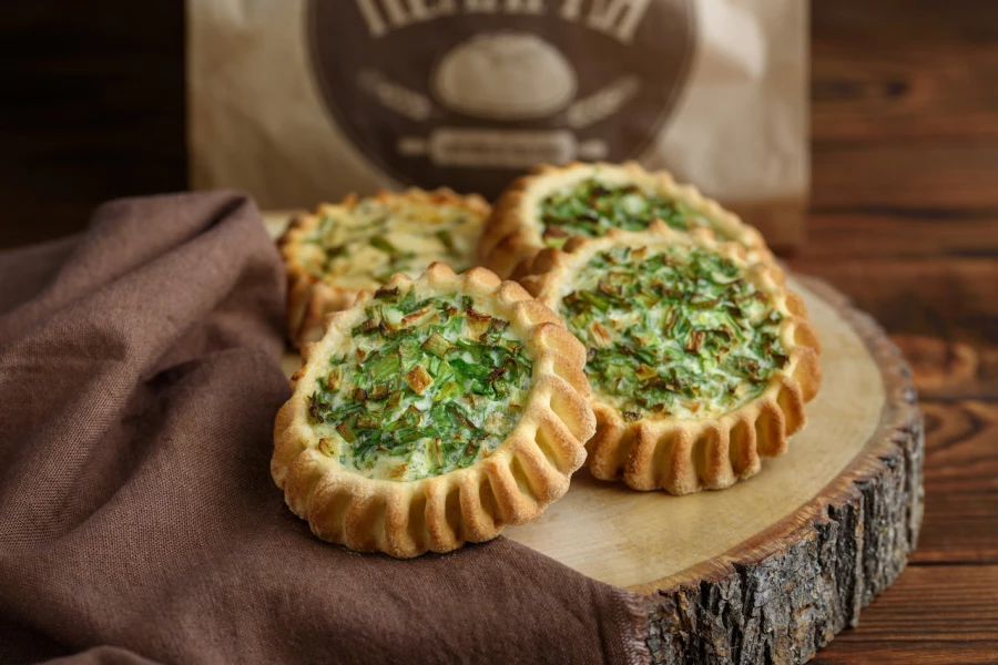 Перепечи с зеленым луком и яйцом 