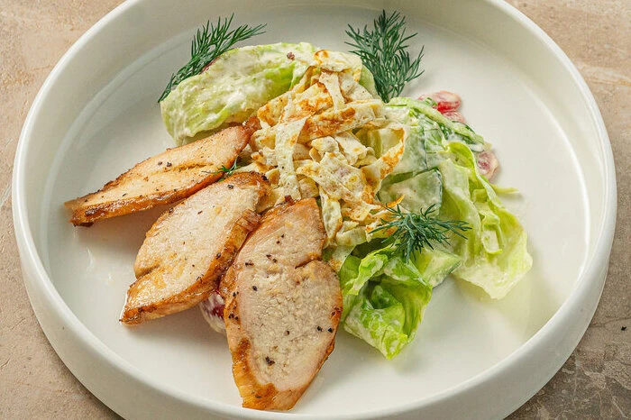 Хрустящий салат с курицей и фирменным соусом 