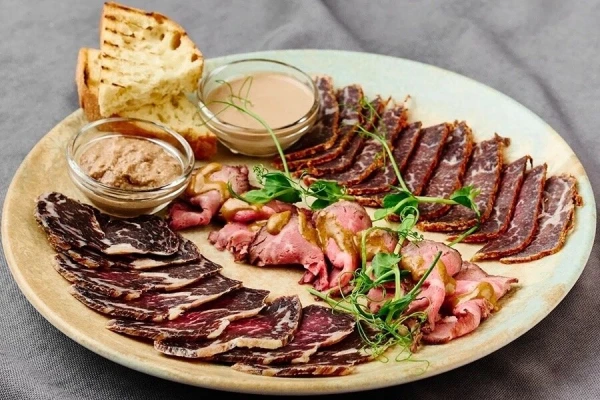 Мясные деликатесы