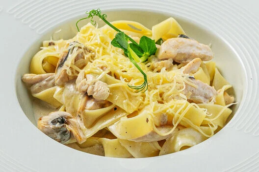 Паста с курицей и грибами