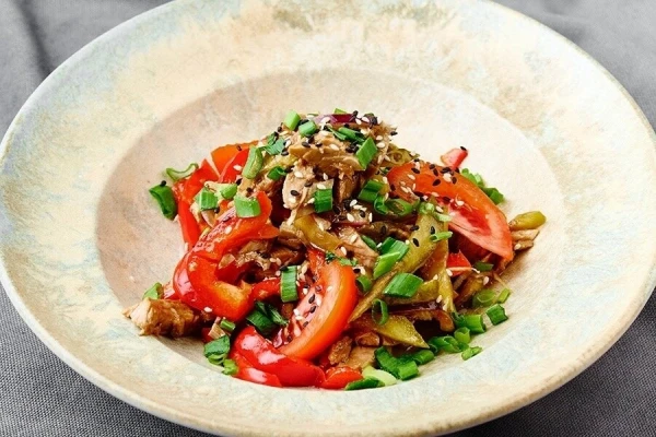 Теплый салат с говядиной,картофелем и домашним соусом