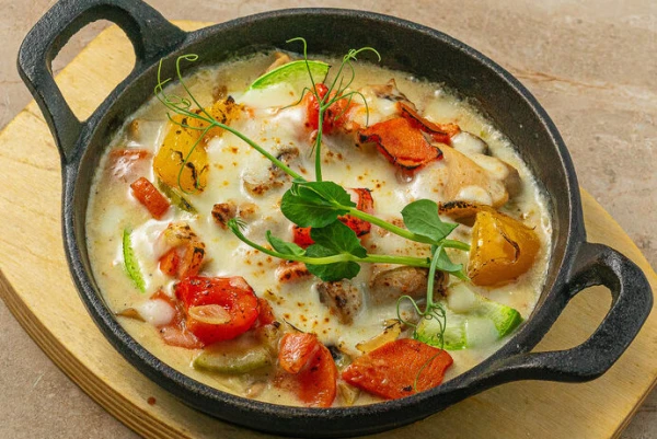 Курица с овощами в сливочном соусе