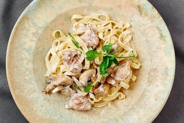 Паста с курицей и грибами