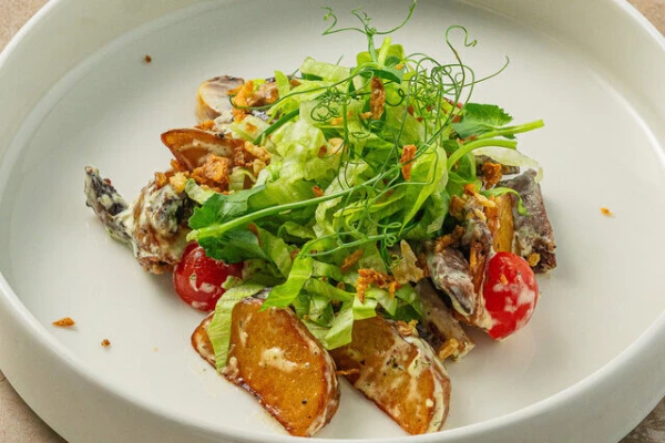 Теплый салат с говядиной,картофелем и домашним соусом