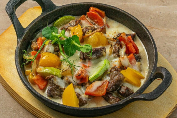 Говядина с овощами в сливочном соусе с сыром моцарелла