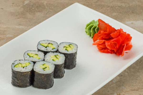 Ролл с огурцом и кунжутом