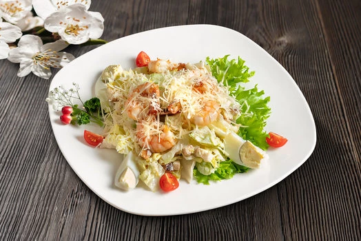 Салат цезарь с креветками 