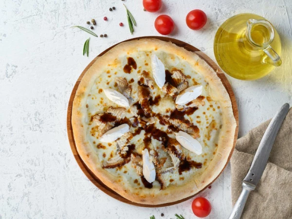 Пицца "Угорь и творожный крем чиз" 