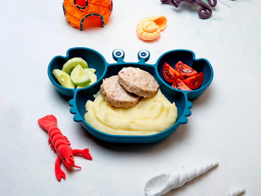 Паровые куриные котлеты с пюре и овощами