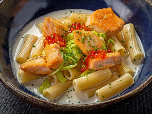 Пенне с форелью, красной икрой и луком порей