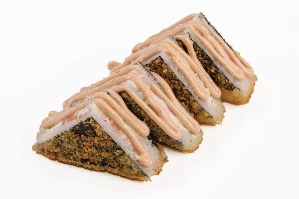 Сэндвич темпура с лососем  и соусом спайс соус 