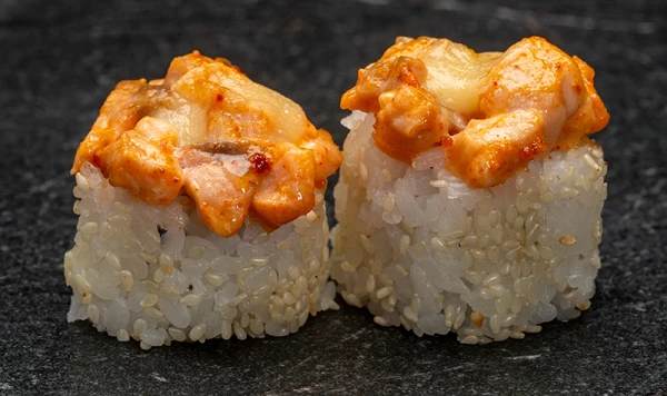 Спайси лосось ролл/ Spicy salmon grill roru