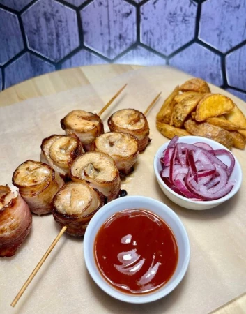 Куриные шашлычки в беконе