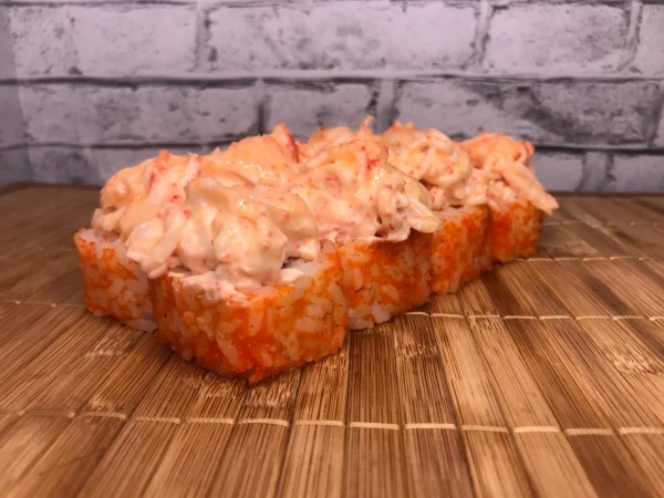 Запеченная Калифорния с авокадо (крабовая шапка)