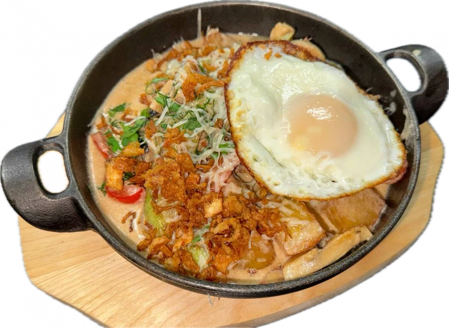 Сковородка с мясом,картофелем овощами и грибами с глазуньей и хрустящим лук