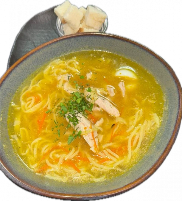 Куриный бульон с домашней лапшой и перепелиным яйцом