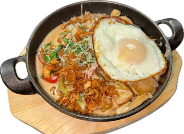 Сковородка с мясом,картофелем овощами и грибами с глазуньей и хрустящим лук