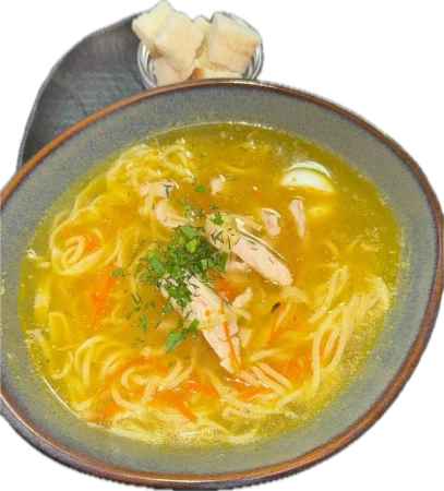 Куриный бульон с домашней лапшой и перепелиным яйцом
