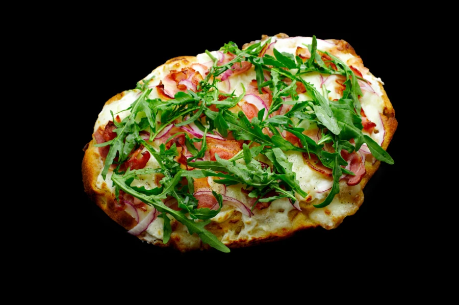 ПИЦЦА С РУККОЛОЙ И БЕКОНОМ