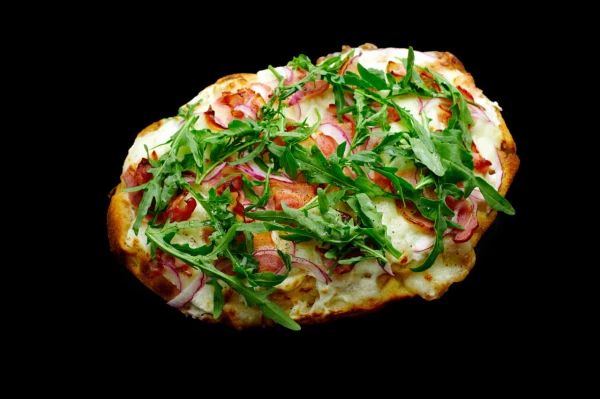 ПИЦЦА С РУККОЛОЙ И БЕКОНОМ