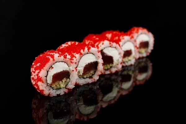 КАЛИФОРНИЯ  С ТУНЦОМ РОЛЛ "НЕ КЛАССИЧЕСКИЙ"