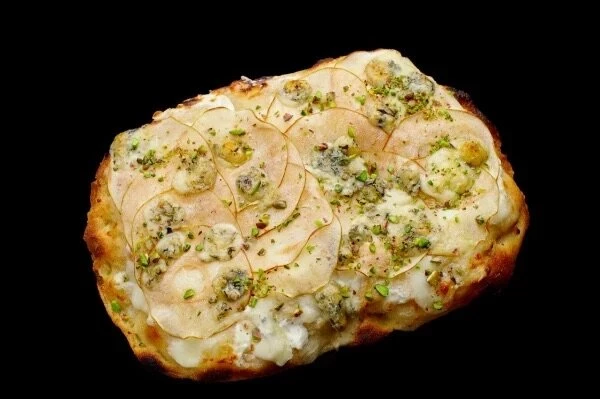 ПИЦЦА С ГРУШЕЙ И СЫРОМ ГОРГОНЗОЛЛА