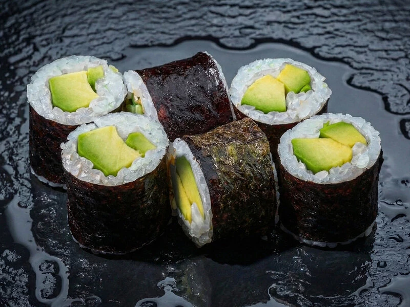 МАКИ РОЛЛ С АВОКАДО