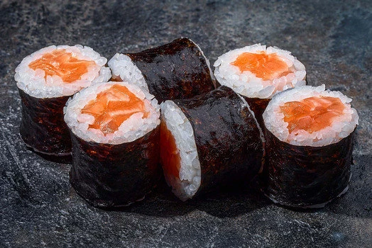 МАКИ РОЛЛ С ЛОСОСЕМ 
