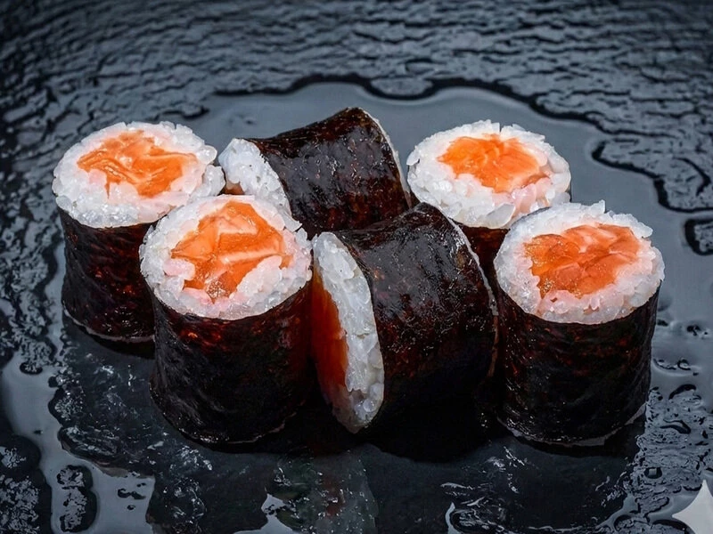 МАКИ РОЛЛ С ЛОСОСЕМ 