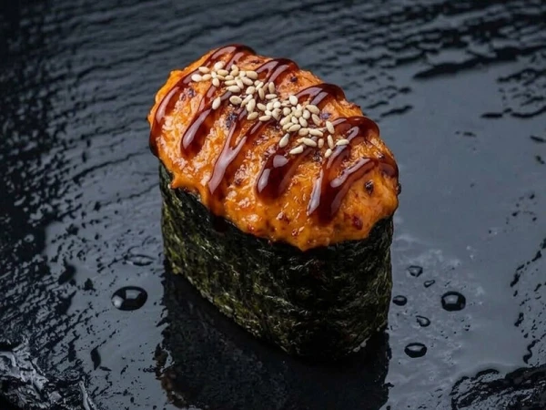 ЗАПЕЧЕННЫЕ СУШИ СО СПАЙСИ СОУСОМ 