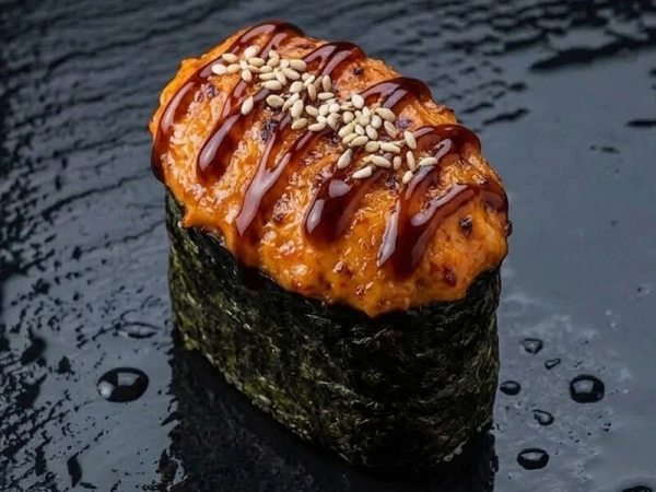 ЗАПЕЧЕННЫЕ СУШИ СО СПАЙСИ СОУСОМ 