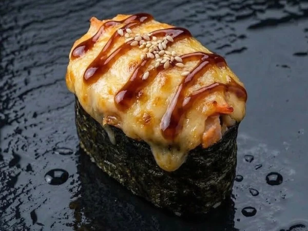 ЗАПЕЧЕННЫЕ СУШИ С СЫРНЫМ СОУСОМ 