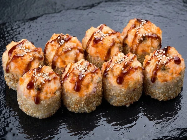 ЗАПЕЧЕННЫЙ РОЛЛ С КРЕВЕТКОЙ И УГРЕМ